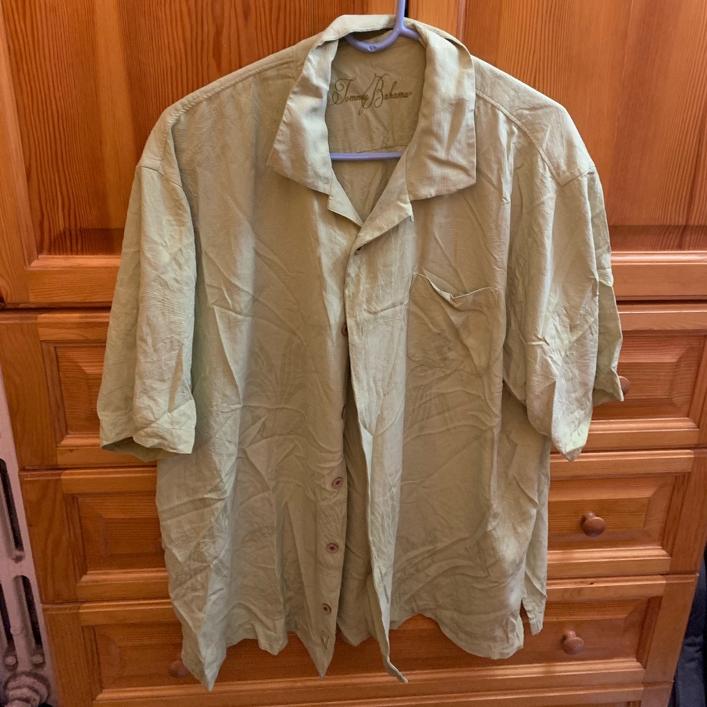XL Tommy Bahama button down men’s shirt. 100% silk